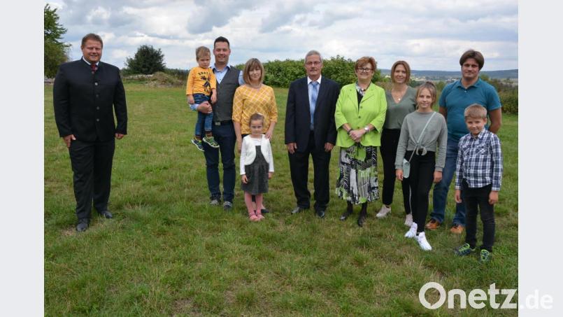 65. Geburtstag feierte am Sonntag Albert Fröhlich im Kreise seiner Familie. Unser Bild zeigt (von links) Bürgermeister Stefan Grillmeier, Sohn Markus mit Dominik, Schwiegertochter Andrea und Leonie sowie Albert und Anneliese Fröhlich mit Tochter Susanne und Lena sowie Schwiegersohn Christopher mit Julian. Bild: jr