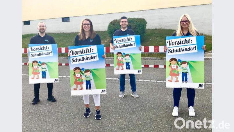 &quot;Vorsicht: Schulkinder!&quot; heißt es auf den Plakaten, die JU-Vorsitzender Philipp Troppmann (Zweiter von rechts) und Stadträtin Nina Stoppa (Zweite von links) zusammen mit ihren Mitstreitern präsentieren. Bild: exb