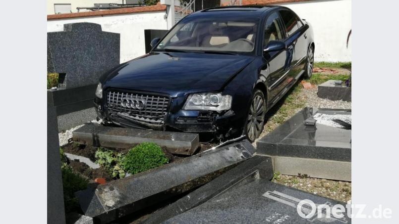 Nach der Fahrt über den Parkplatz, durch die angrenzende Hecke und über die Friedhofsmauer kam der Pkw auf dem Tännesberger Friedhofsgelände zum Stehen. Bild: exb