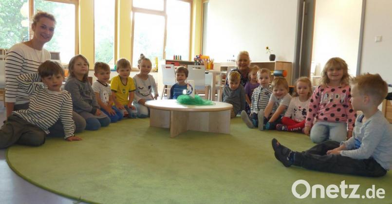 Ein großer runder Teppich ist das Herzstück der drei Gruppenräume. Hier treffen sich die Kinder zu festen Ritualen wie dem gemeinsamen Gebet. Bild: Portner