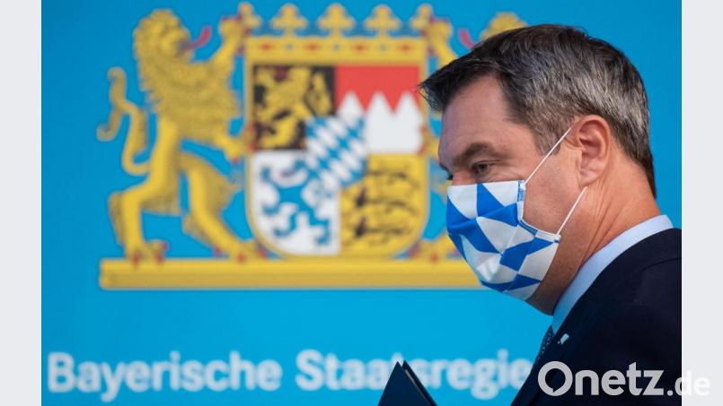 Markus Söder kommt nach einer Sitzung des bayerischen Kabinetts zu einer Pressekonferenz und trägt Mund-Nasen-Schutz. Bild: Sven Hoppe/dpa