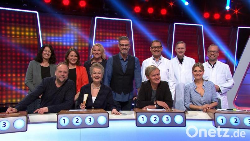 Die Kandidatinnen und Kandidaten der Sendung vom 7. Septembermit Moderator Michael Antwerpes (hinten Mitte) sowie Smudo, Ursula Cantieni, Pierre M. Krause und Kim Fisher (vorn von links) als Rateteam. Bild: SWR