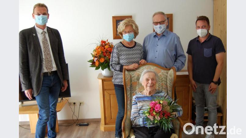 Eva Ederer feiert im &quot;Betreuten Wohnen&quot; ihren 95.Geburtstag. Es gratulieren unter anderen Tochter und Schwiegersohn sowie Bürgermeister Ernst Schicketanz (links) und Heimleiter Philipp Späth (rechts). Bild: sm