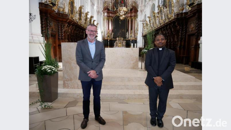 Voraussichtlich ein halbes Jahr wird Dr. phil. Aloysius Ezeoba (rechts) als Pfarrvikar Stadtpfarrer Dr. Thomas Vogl (links) in der Seelsorgearbeit unterstützen. Bild: hmr