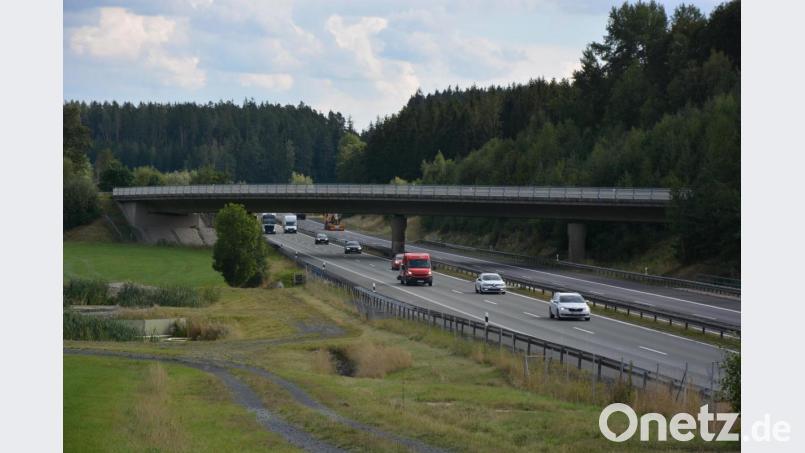 Diese Brücke über der Autobahn muss saniert werden. Der darüber fließende Verkehr von Mitterteich nach Pechbrunn wird deshalb vom 28. September bis 13. November über die Autobahn umgeleitet. Bild: jr