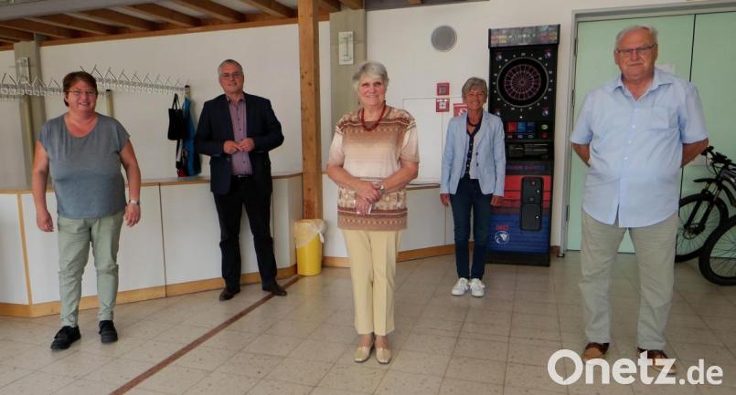 Der AWO-Ortsverband wählte einen neuen Vorstand. Das Bild zeigt von links Schatzmeisterin Roswitha Krös, Bürgermeister Richard Tischler, Vorsitzende Brigitte Meja, Kreisvorsitzende Ulrike Roidl und Schriftführer Helmut Schinn. Bild: Hirsch