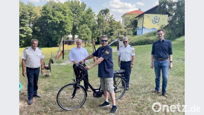 Thomas Faderl von der Sicherheitswacht (Mitte) nahm das Elektro-Fahrrad von Oberbürgermeister Andreas Feller (Zweiter von links) und Ordnungsamtsleiter Stefan Schamberger (rechts) entgegen. Bild: Maria Schuierer/Stadt Schwandorf/exb