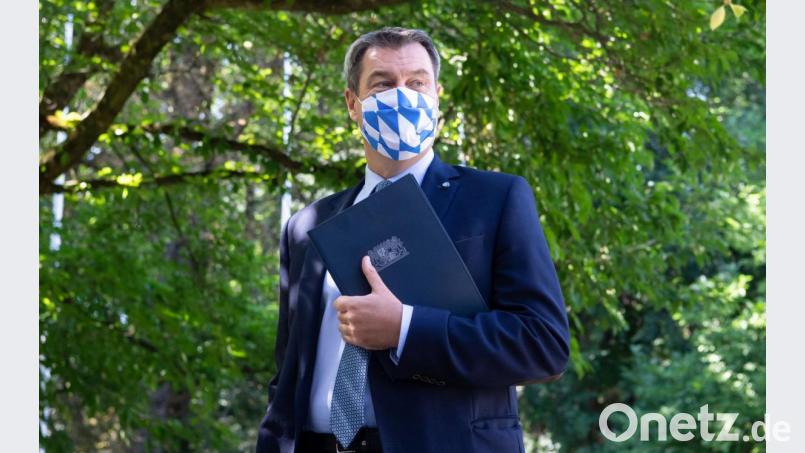 Markus Söder kommt nach einer Sitzung des bayerischen Kabinetts zu einer Pressekonferenz und trägt Mund-Nasen-Schutz. Bild: Sven Hoppe/dpa