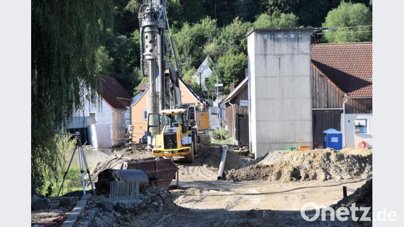 Von der Lauterach ist im Bereich der Baustelle so gut wie nichts zu sehen. Das Flusswasser wird bis zum Ende der Bauzeit durch große Stahlrohre geleitet. Bild: bö