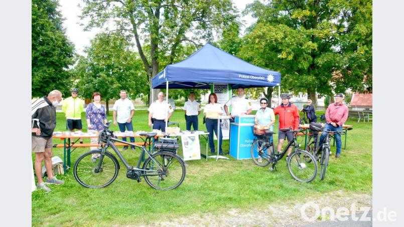 Auf dem Pleysteiner Zimmerplatz unmittelbar am &quot;Bocklradweg&quot; informieren die Polizeiinspektionen Neustadt/WN, Vohenstrauß und Eschenbach mit ihren Verkehrssachbearbeitern zur richtigen Benutzung von E-Scootern und E-Bikes ein. Bild: bey