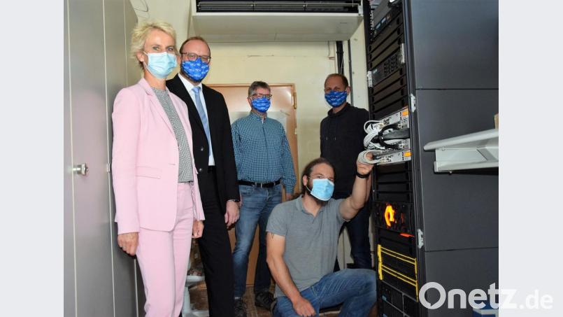 Schulamts-Leiterin Christine Söllner, Landrat Andreas Meier sowie Thomas Hille, Thomas Kaiser und Christoph Weigert (von links) von der IT des Landratsamts sehen sich im Serverraum um. Bild: Landratsamt/Prößl