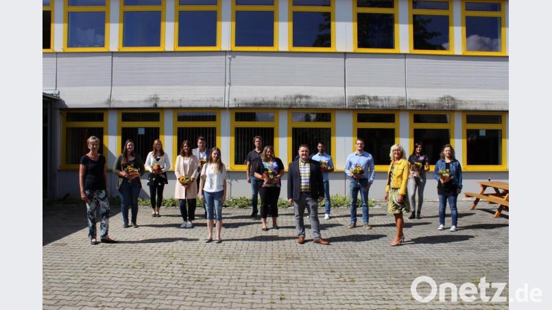 Schulleiterin Irene Träxler (Dritte von rechts), Vertreter von Elternbeirat und Förderverein begrüßten die neuen Lehrer an der Mittelschule Neunburg. Bild: pko