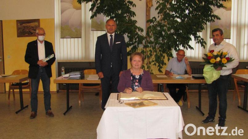 Christine Härtl (sitzend) wird aus dem Marktgemeinderat verabschiedet. Dankesworte gab es von Bürgermeister Richard Kammerer (hinten, Mitte), Blumen von Zweitem Bürgermeister Siegfried Janner (rechts) und ein Geschenk von Drittem Bürgermeister Johann Gurdan (links) Bild: sei