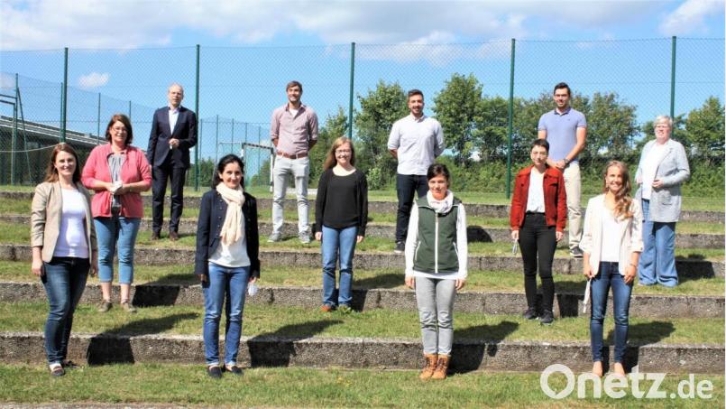 Für die Schulleitung am Ortenburg-Gymnasium heißen Ludwig Pfeiffer (hinten, links) und Christine Paschen (ganz rechts) die neuen Lehrkräfte willkommen. Bild: lg