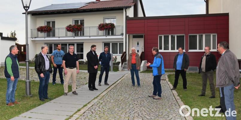 Pfarrer Dominik Mitterer (Fünfter von links) schildert dem Vorstand des CSU-Ortsverbands Poppenricht-Traßlberg mit Vorsitzendem Hermann Böhm (Vierter von rechts), mit welchen Einschränkungen seine Pfarrei wegen der Corona-Pandemie derzeit leben muss. Bild: gf