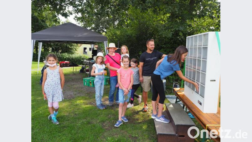 Geschicklichkeit war an einer Wand angesagt. Immer wenn ein Licht leuchtete, musste das Feld abgeklatscht werden. Am Ende bekamen alle Teilnehmer mit vier Teilnahme das begehrte Kinderferienclub-T-Shirt. Bild: krb