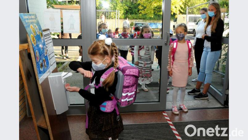 Diszipliniert haben die Erstklässler der gebundenen Ganztagsklasse der Barbara-Grundschule über den Hintereingang das Gebäude betreten, jetzt müssen sie sich die Hände desinfizieren. Alles klappt wie am Schnürchen. Nach dem Unterricht werden die Mädchen und Buben die Schule über den Haupteingang wieder verlassen. Bild: Stephan Huber