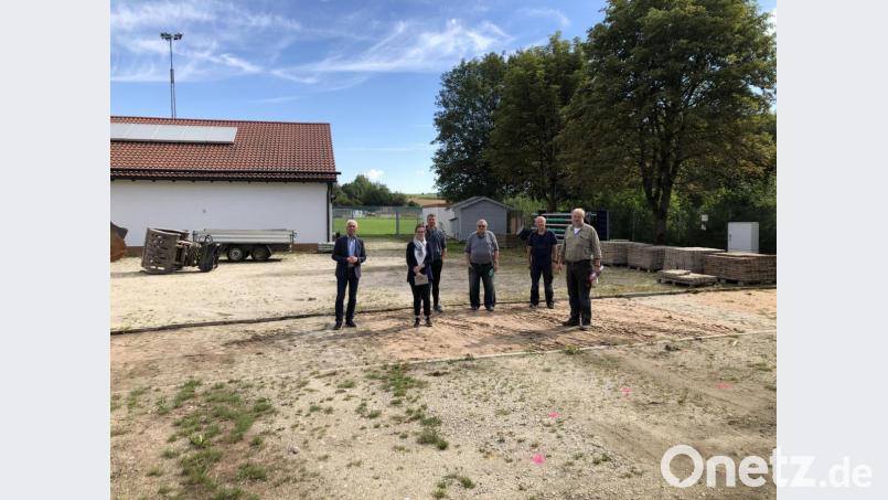 Auf dem Gelände des zu sanierenden Festplatzes von Neusorg trafen sich Bürgermeister Peter König (von links), Katrin Bayer von der Verwaltungsgemeinschaft Neusorg, Christian Burger vom SV Neusorg, Gerhard Fröhlich vom Ingenieurbüro für Tiefbautechnik, Norbert Högl vom SV Neusorg und Egid Schreyer als Vertreter der bauausführenden Firma. Bild: öt