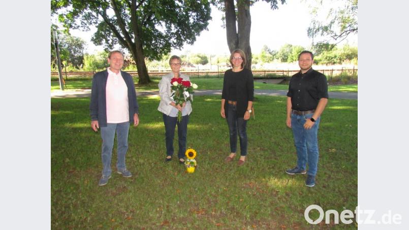 Schulleiter Jochen Steppert (links) heißt den neuen stellvertretenden Schulleiter Rene Bauer sowie Katharina Palmer (Zweite von rechts) willkommen. Kornelia Heinl dagegen verabschiedet sich von der Pressather Musikschule und tritt den Ruhestand an. Bild: is