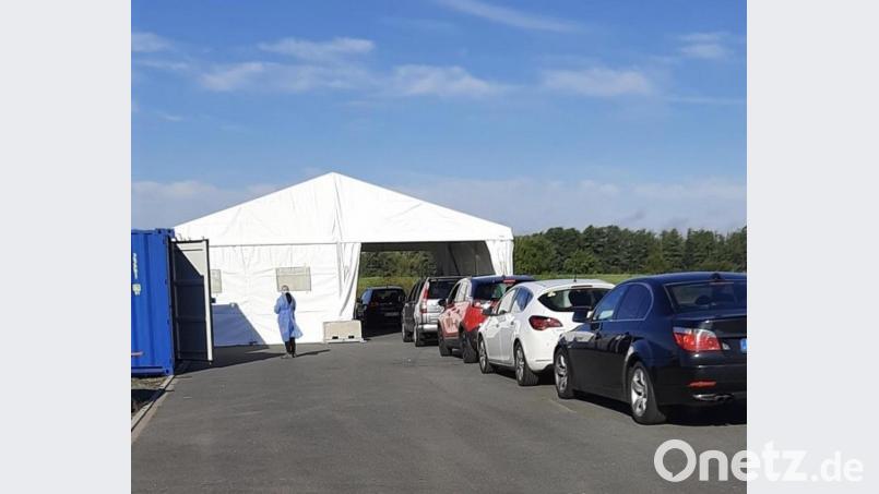 85 Personen ließen sich am ersten Tag im Corona-Testzentrum auf dem neuen Festplatz testen. Bild: Landratsamt Neustadt/exb