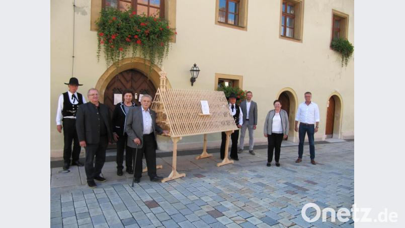 Hinter dieser Eingangstür des Hirschauer Rathauses ist nun das Dachstuhlmodell zu bewundern. In Empfang genommen wird es von (von links) Karl Müller (Betreuer der Projekte), Manfred Reiß (Vorsitzender des Heimatvereins Parkstein), Maria Hauer und ihr Mann Zimmerermeister Josef Hauer sowie (rechts neben dem Modell) Josef Donhauser (Vorsitzender des Vereins der Zimmerer und Schreiner Amberg) und die Bürgermeister Hermann Gebhard, Bärbel Birner und Hermann Falk. Bild: fg