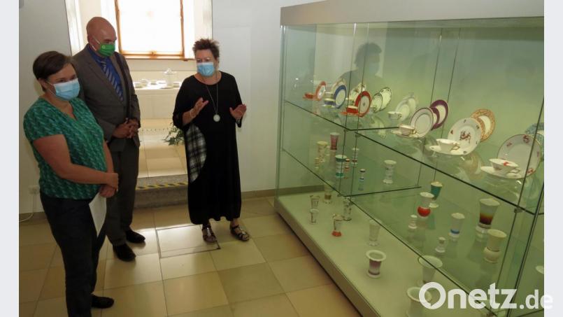 Kulturamtsleiterin Petra Vorsatz (rechts) zeigt den Grünen-Landtagsabgeordneten Sanne Kurz (links) und Jürgen Mistol die Exponate der Porzellanmanufaktur Bavaria Ullersricht, die einen Besuch im Keramikmuseum wert sind. Bild: Dobmeier