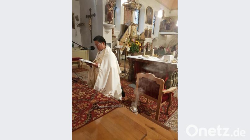 Pater Samuel Patton zelebriert am Tag der Ewigen Anbetung eine Messe. Bild: hzi