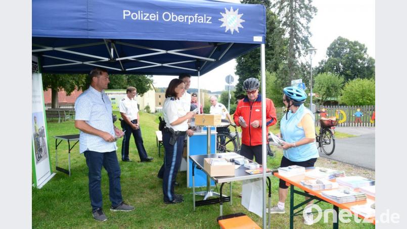 Auf dem Pleysteiner Zimmerplatz unmittelbar am &quot;Bocklradweg&quot; informieren die Polizeiinspektionen Neustadt/WN, Vohenstrauß und Eschenbach mit ihren Verkehrssachbarbeitern zur richtigen Benutzung von E-Scootern und E-Bikes ein. Bild: bey