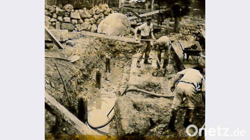 Vor 70 Jahren, im September 1950, liefen die Brückenbaumaßnahmen auf Hochtouren. Hier die Gründung der Fundamente. Sichtbar sich auch die alten Eichenbohlen der Vorgängerbrücke. Straßenbauamt Amberg-Sulzbach bö