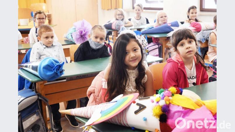 Mia (6) aus Eschenbach (links vorne) hoffte an ihren ersten Schultag auf Schokolade in der Schultüte. Bild: Gabi Schönberger