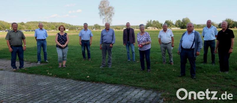Franz Hauser (Fünfter von links) ist weiter Vorsitzender der Ortsgruppe Wackersdorf der Industriegewerkschaft Bergbau, Chemie, Energie. Bild: Hirsch