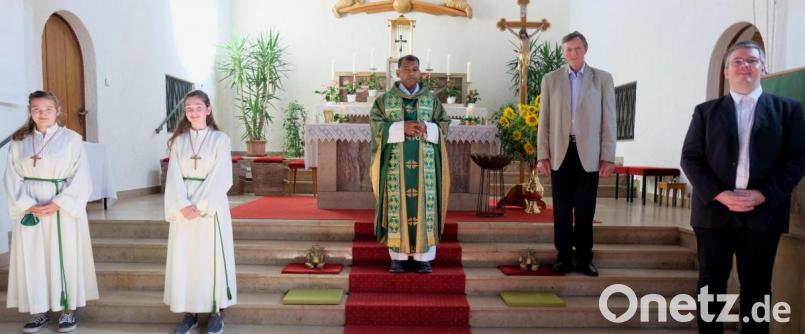 Neuer Pfarrvikar der Pfarreiengemeinschaft Schwarzenfeld-Stulln, Pater Justine Chakkiath, feierte seine ersten Sonntagsgottesdienst in der St.- Barbara-Kirche Stulln. Pfarrgemeinderatssprecher Stefan Wittmann (rechts) hieß den Geistlichen herzlich willkommen. Bild: ohr