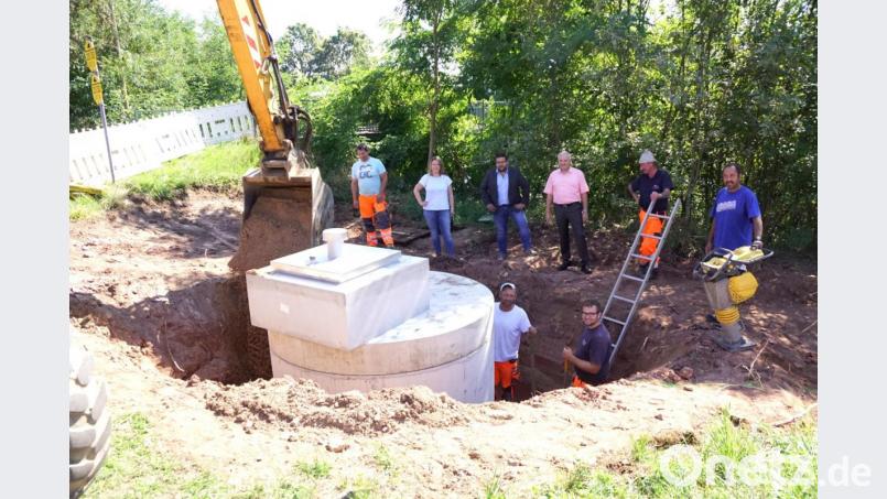 Der Ortsteil Lenau in der Gemeinde Kulmain bezieht weiterhin sein Trinkwasser aus Immenreuth. Um die Versorgung sicher zu stellen, wurde der alte baufällige Übergabeschacht am Dienstag durch einen neuen ersetzt. Die Bürgermeister Thomas Kaufmann (Dritter von links) und Günter Kopp (Dritter von rechts) freuen sich über die gute interkommunale Zusammenarbeit. Bild: bkr