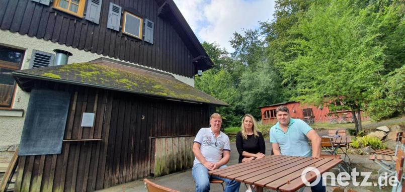 Das neue Pächter-Trio des Forsthauses am Marktredwitzer Stadtwald (von links): Josef Weigl, Monika Maskova und Günther Schmauß. Bild: Peggy Biczysko/fph