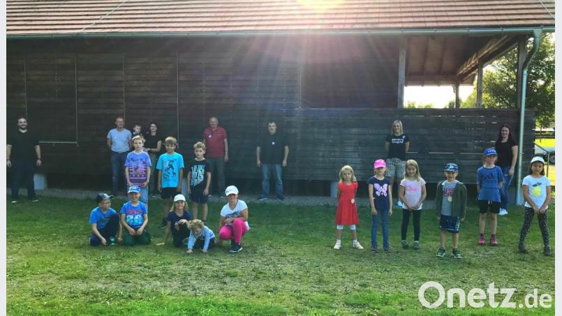 CSU-Vorsitzende Nicole Hoch (hinten, Zweite von rechts) übernimmt mit ihrer Mannschaft den Abschluss des Waidhauser Ferienprogramms. Bild: fjo