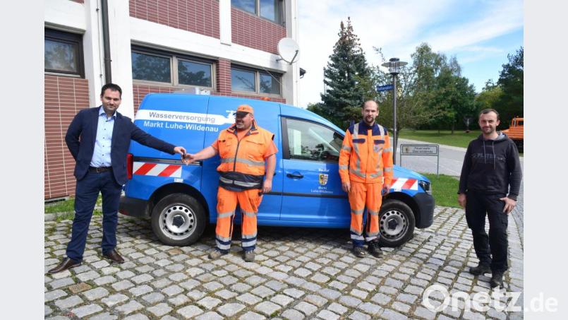 Bürgermeister Sebastian Hartl (links) übergibt Bauhofmitarbeiter Harald Kres, stellvertretend auch für den Kolllegen Josef Bauer (von links) den Schlüssel für das neue Fahrzeug. Über die neue Einsatzmöglichkeit freut sich auch Bauhofleiter Stephan Glossner (rechts). Bild: bey