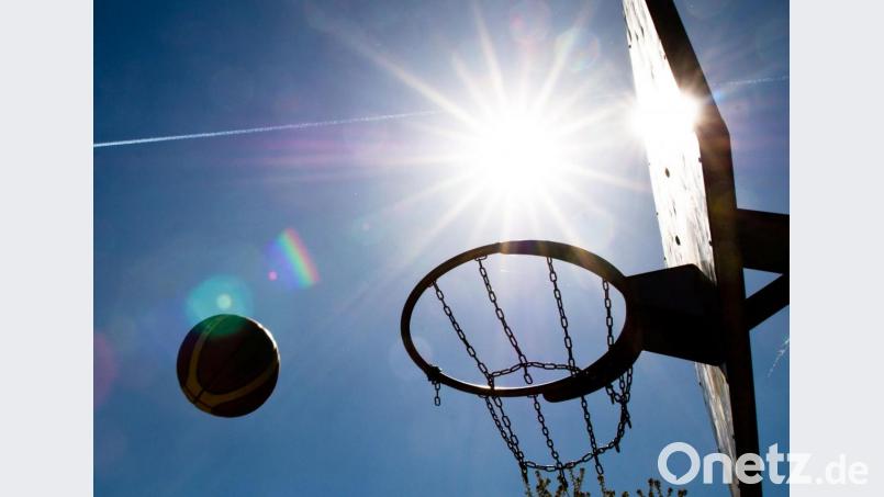 Der Basketballplatz unterhalb des Rathauses in Kümmersbruck ist ein beliebter Jugend-Treffpunkt. Das machte ihn zuletzt auch zu einem Hotspot. Symbolbild: Christoph Schmidt/dpa
