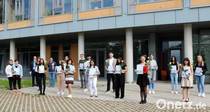 Die Absolventinnen und Absolventen des Jahrgangs 2019/2020 der Berufsfachschule für Krankenpflegehilfe in Selb nach der Zeugnisübergabe. Bild: exb