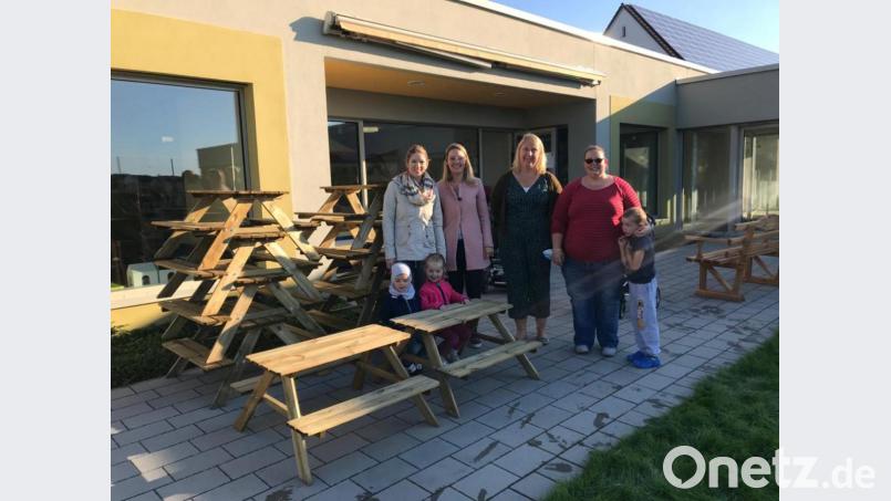 Auf den neuen Bänken kann man gut Brotzeit machen oder auch basteln. Sie gehören jetzt zur Kinderoase und sind eine Spende. Bild: Natalie Bartelmeh.