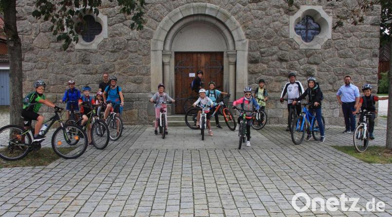 Der Ausflug mit dem Fahrrad war für Groß und Klein geeignet. Start war an der Falkenberger Pfarrkirche Sankt Pankratius. Die Gruppe wurde dort von Bürgermeister Mathias Grundler (Zweiter von rechts) verabschiedet. Bild: wro