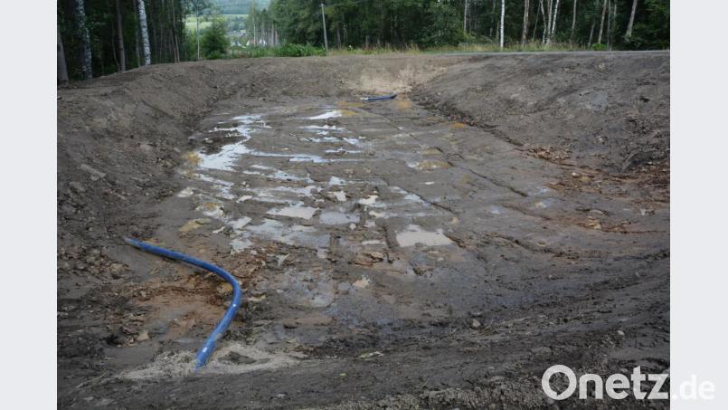 Unterhalb des früheren Basaltwerkes ist ein 150 Kubikmeter großes Rückhaltebecken angelegt worden, um Wasser aus einem nahe gelegenen Brunnen zu sammeln. Von dort kann das Wasser bergab in Richtung SV-Sportgelände fließen. Bild: jr