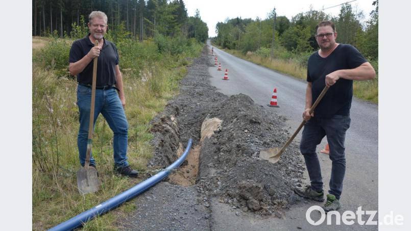 Eine rund 600 Meter lange Leitung verbindet das neu angelegte Rückhaltebecken mit dem Sportgelände des SV Pechbrunn-Groschlattengrün. SV-Vorstandsmitglied Roland Zeitler (links) und Bürgermeister Stephan Schübel haben bei den Arbeiten selbst mit angepackt. Bild: jr