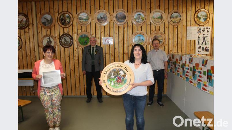 Bei der Siegerehrung der Vereinsmeister im Schützenhaus konnten (von links) Elisabeth Bauer die Silberscheibe und Kerstin Burkhart die Ehrenscheibe aus den Händen des Vorsitzenden Reinhold Schraml (hinten, links) und Schießleiter Bernd Bauer entgegennehmen. Bild: soj