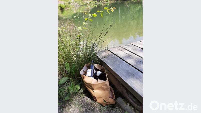 Wurden diese leeren Flaschen vergessen oder absichtlich in der Tüte am Steg abgelegt? Bild: ubb