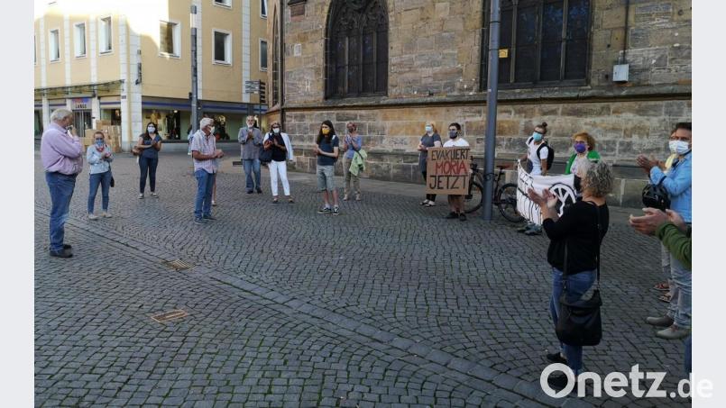 Das Großfeuer im Flüchtlingscamp Moria lässt auch die Amberger nicht kalt. Etwa 20 Leute waren zur Spontan-Demo auf den Marktplatz gekommen. Bild: hbe