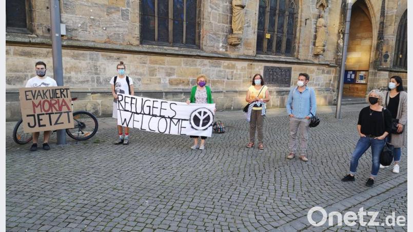 Das Großfeuer im Flüchtlingscamp Moria lässt auch die Amberger nicht kalt. Etwa 20 Leute waren zur Spontan-Demo auf den Marktplatz gekommen. Bild: hbe