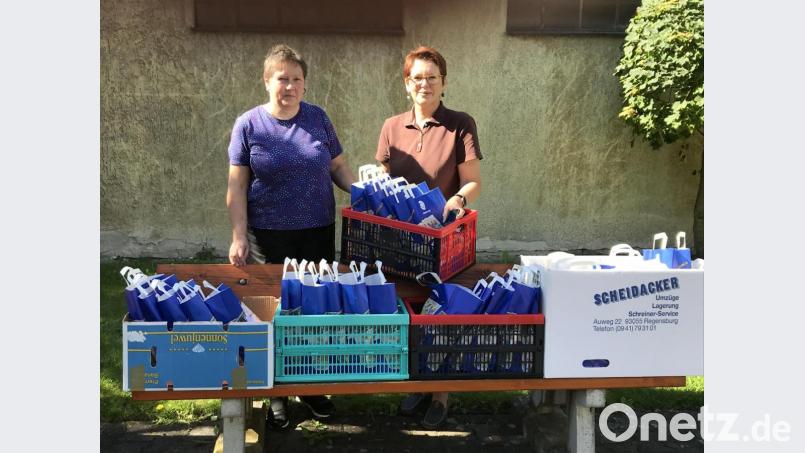Irina Huber (rechts) und Franziska Lehmann mit den „Schultüten“, die sie an Schulkinder in den Gemeinschaftsunterkünften der Stadt Amberg verteilten. Bild: Caritasverband Amberg-Sulzbach/exb