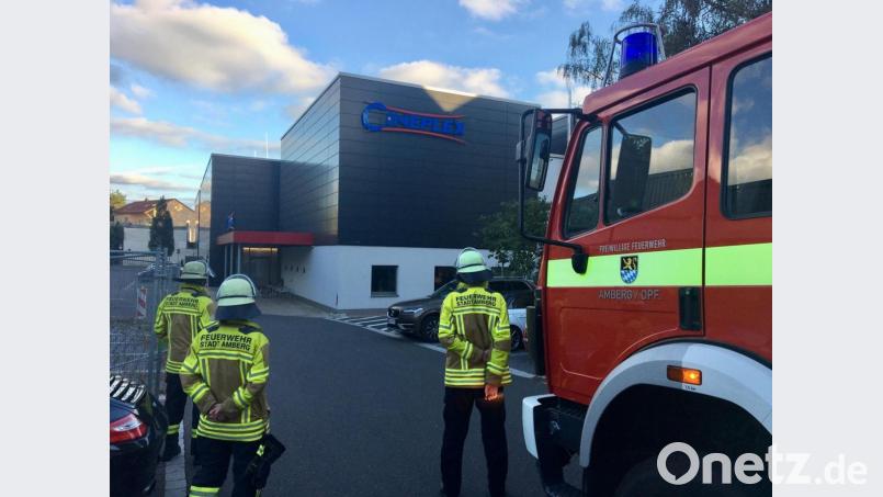 Die Feuerwehr rückte mit mehreren Fahrzeugen in Richtung Kino aus. Bild: upl