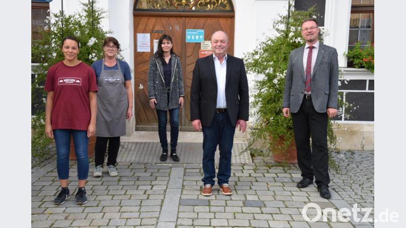 Der bisherige Beirat der Marktladen- und Marktcafe-UG Hohenburg, Egon Wittl (Zweiter von rechts), wurde zum Geschäftsführer bestellt. Darüber freuen sich (von links) Dominique Baumer, Manuela Schindler, Sonja Diergarten und Bürgermeister Florian Junkes. Bild: bö