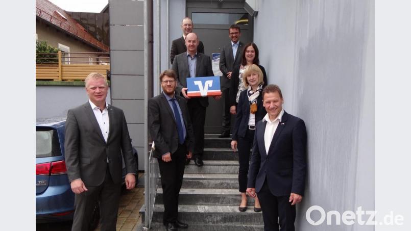 Jubilarehrung bei der Raiffeisenbank Sulzbach-Rosenberg (links, von unten nach oben) Vorstandsmitglied Martin Sachsenhauser, Arno Ertel, Alfred Kölbel, Klaus Mayer, (rechts, von unten nach oben) Erich Übler, Personalleiterin Heidi Hiltel, Lisa Herbst und Prokurist Robert Luber. Bild: Stephanie Fuchs/exb